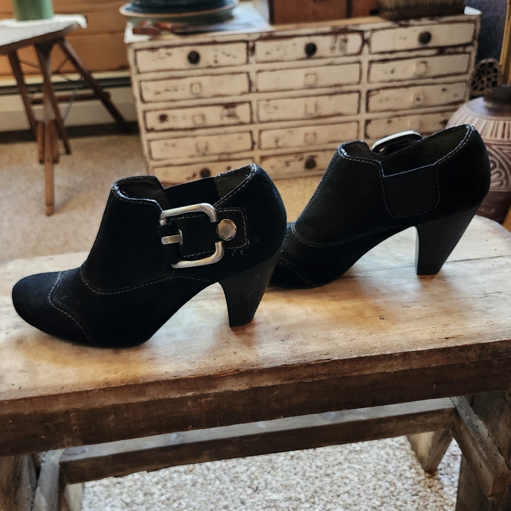 Nicole-Black suede block heel bootie shoes size 5.5